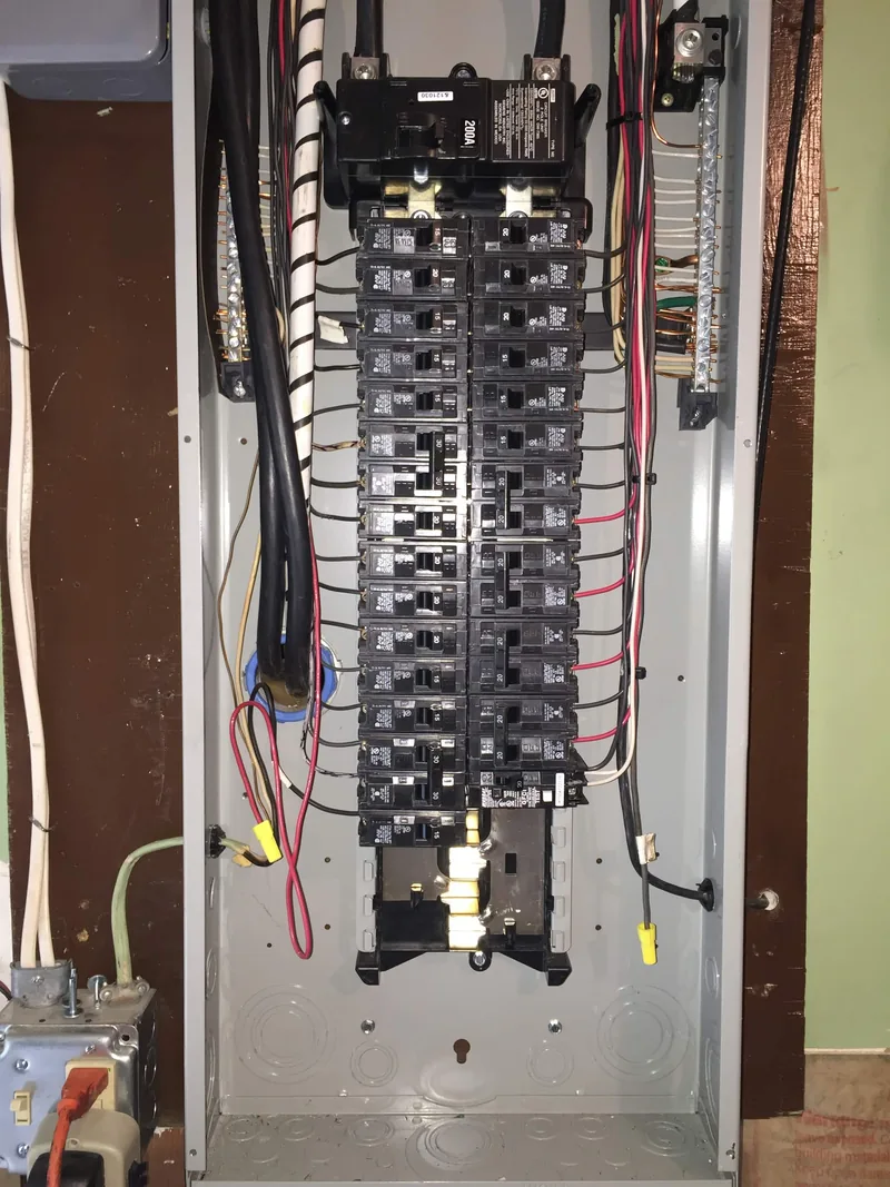 Clean 200 amp panel work by Elite Electric